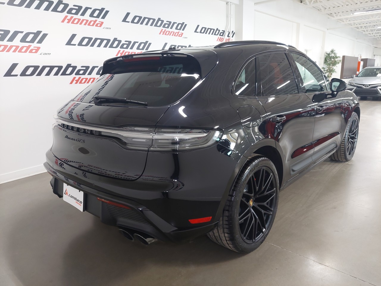 2024 Porsche Macan - Image 9