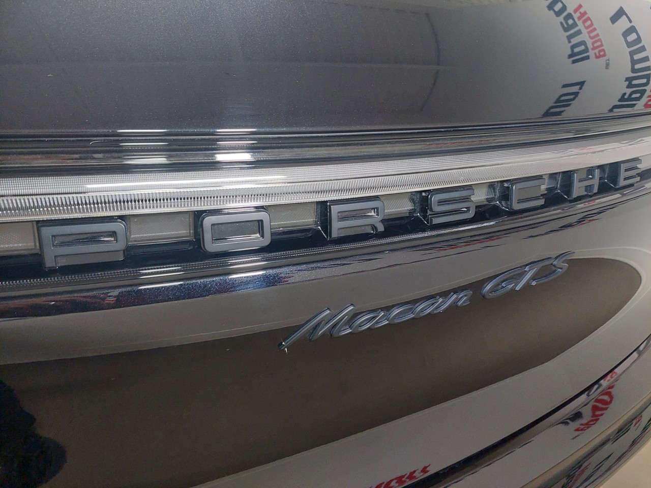 2024 Porsche Macan - Image 12
