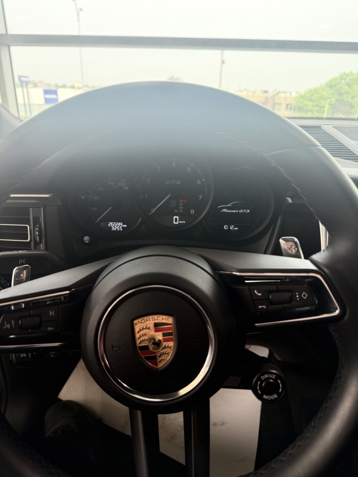 2024 Porsche Macan - Image 13