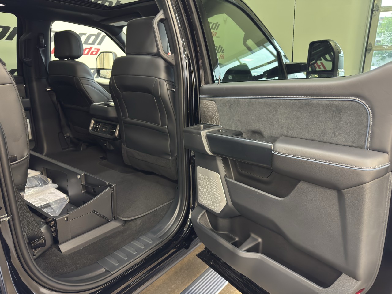 2025 Ford F-250 - Image 9