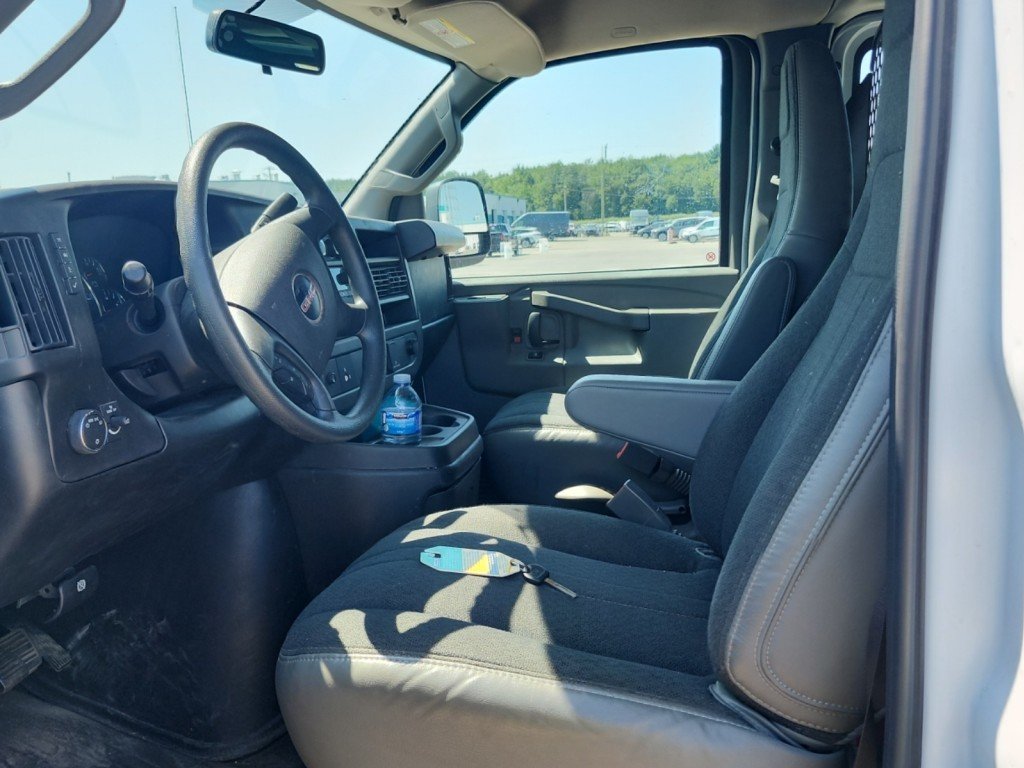 2023 GMC Savana - Image 3